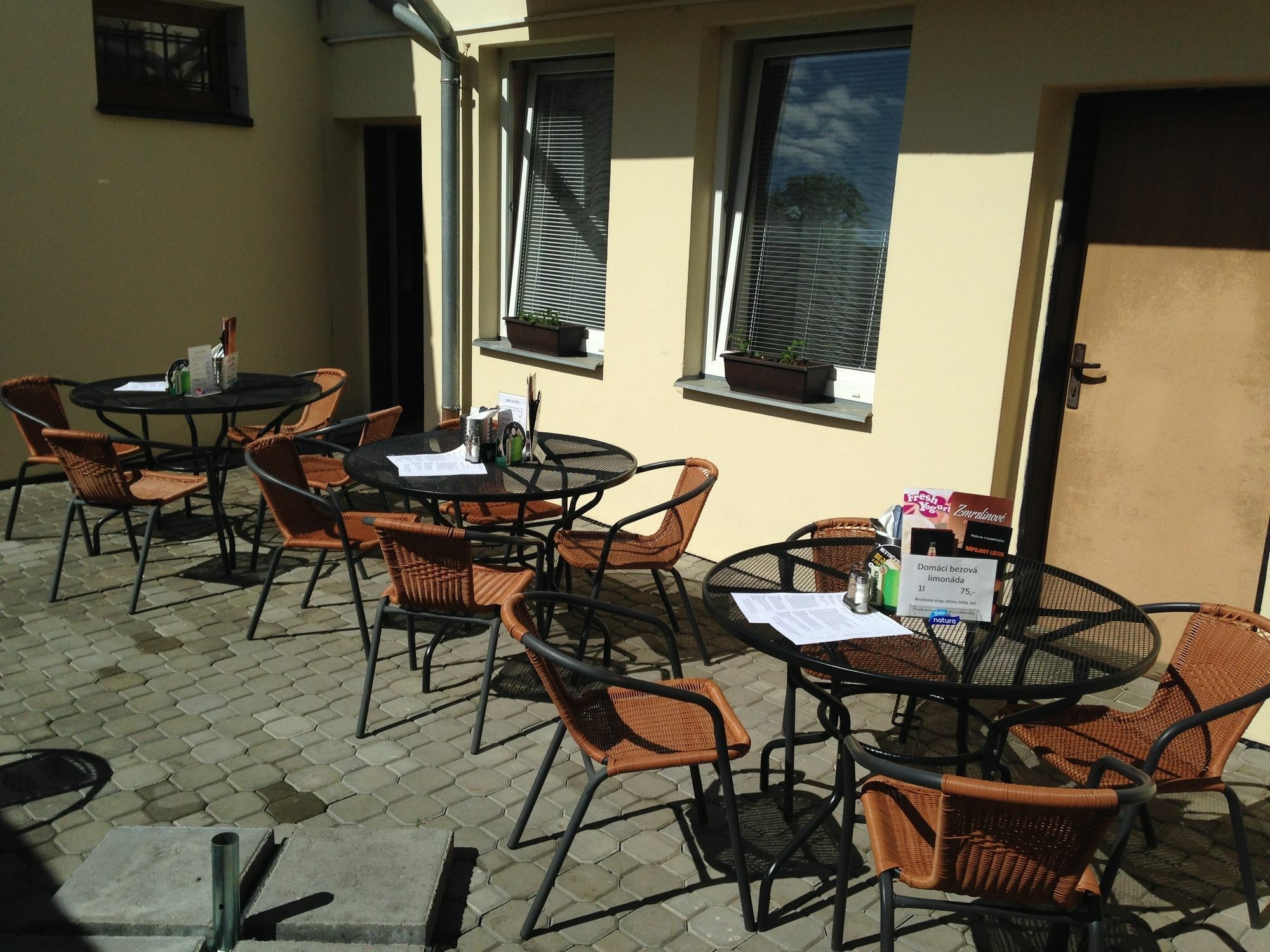 Nova Hospoda - Hotel & Restaurant Prague Exterior photo